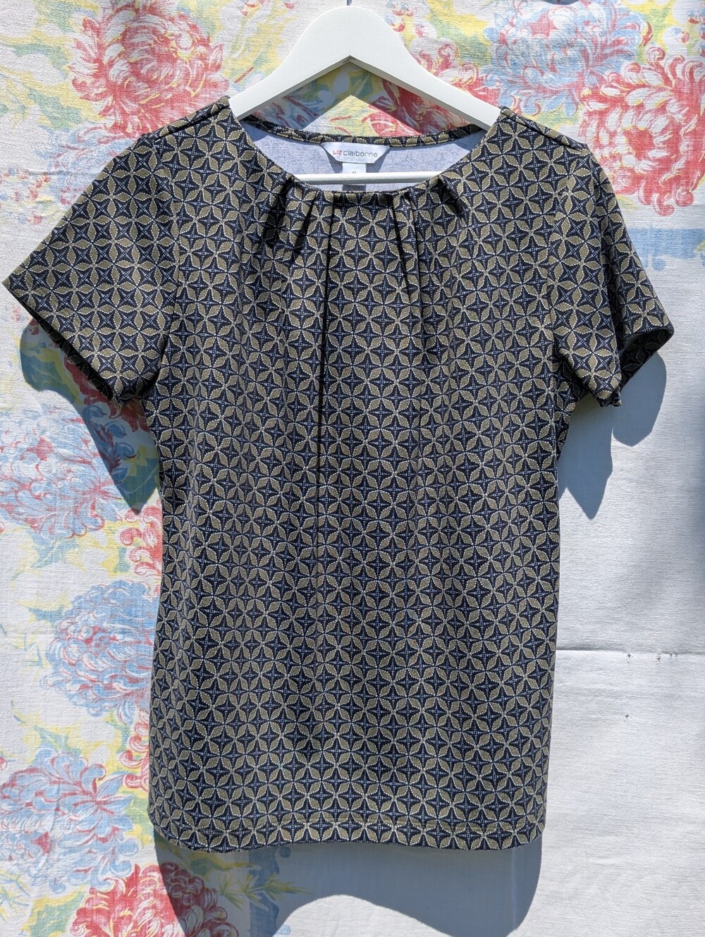 Liz Claiborne Medium Pleated Collar SS Patterned Top